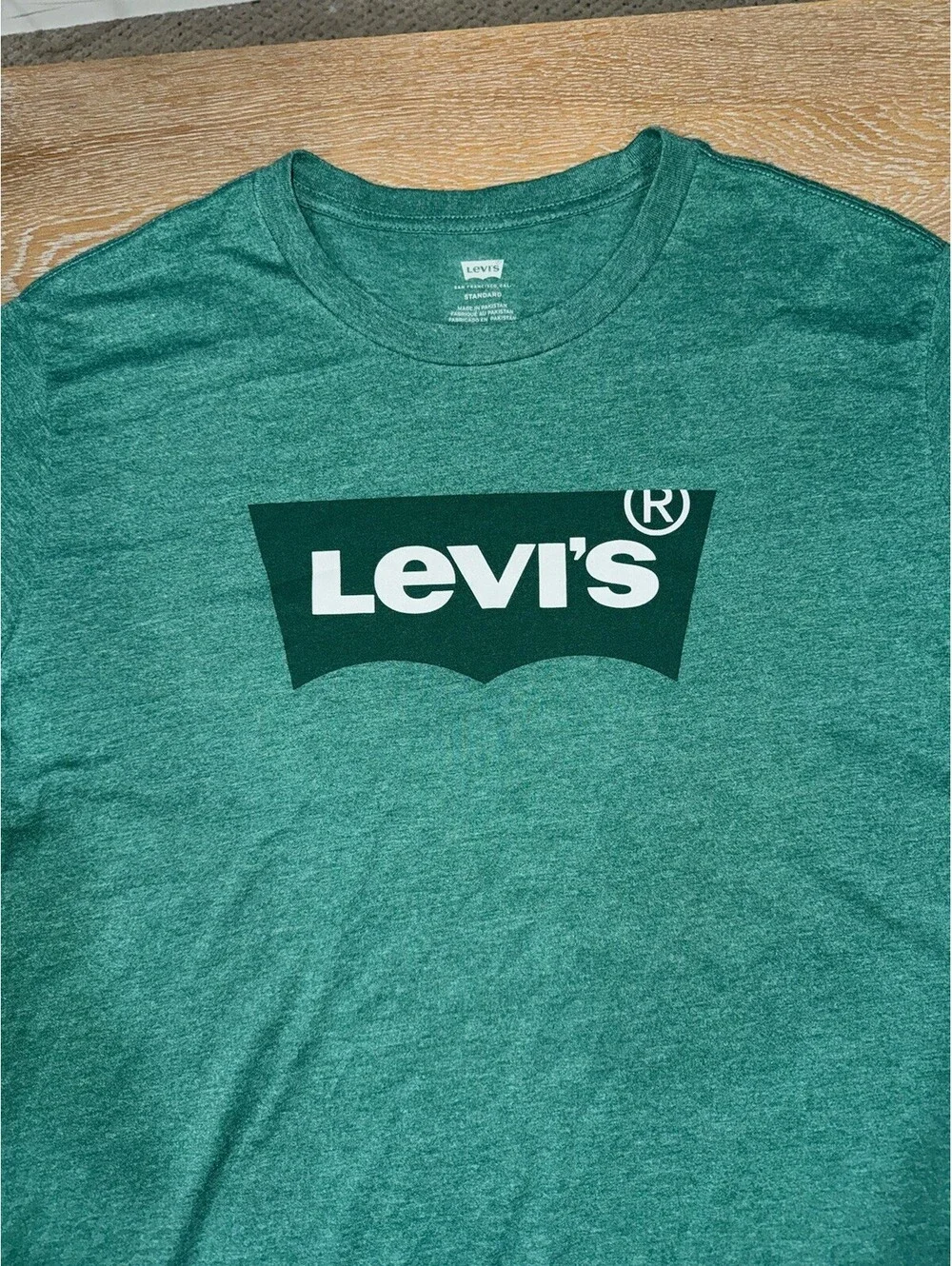 Levi’s Standard Fit Classic Graphic T-SHIRT  SIZE LARGE Green